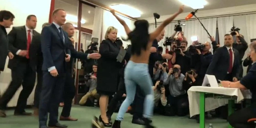 Γυμνόστηθη Femen αποκαλεί «π@ρν@ του Πούτιν» τον πρόεδρο της Τσεχίας – Βίντεο
